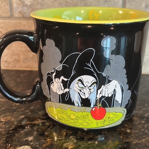 Ceramic Disney mug with the wicked queen / witch / poison apple from Snow White. - Picture 4 of 6